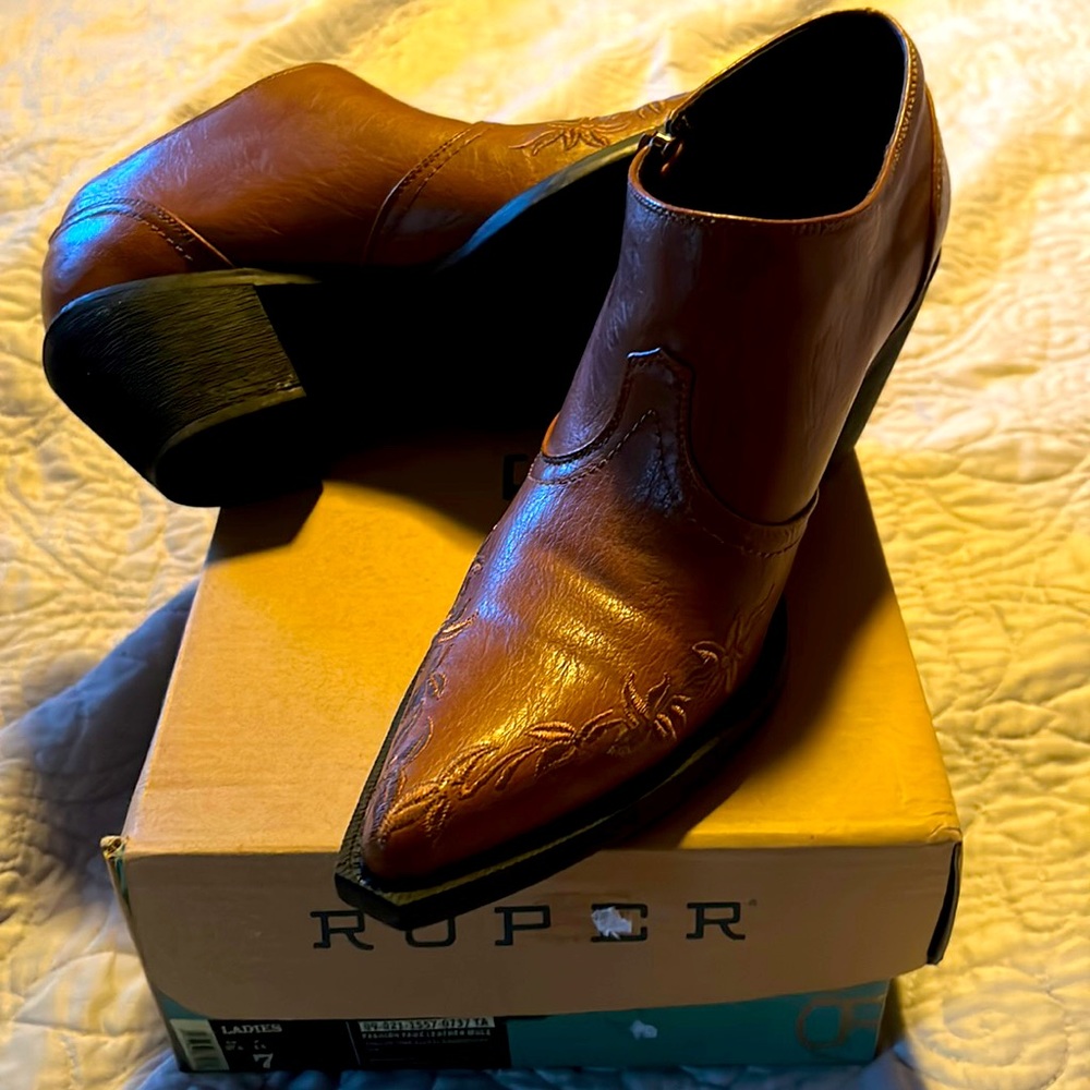 Ankle boot, very detailed, worn once or twice, comfortable and good looking.